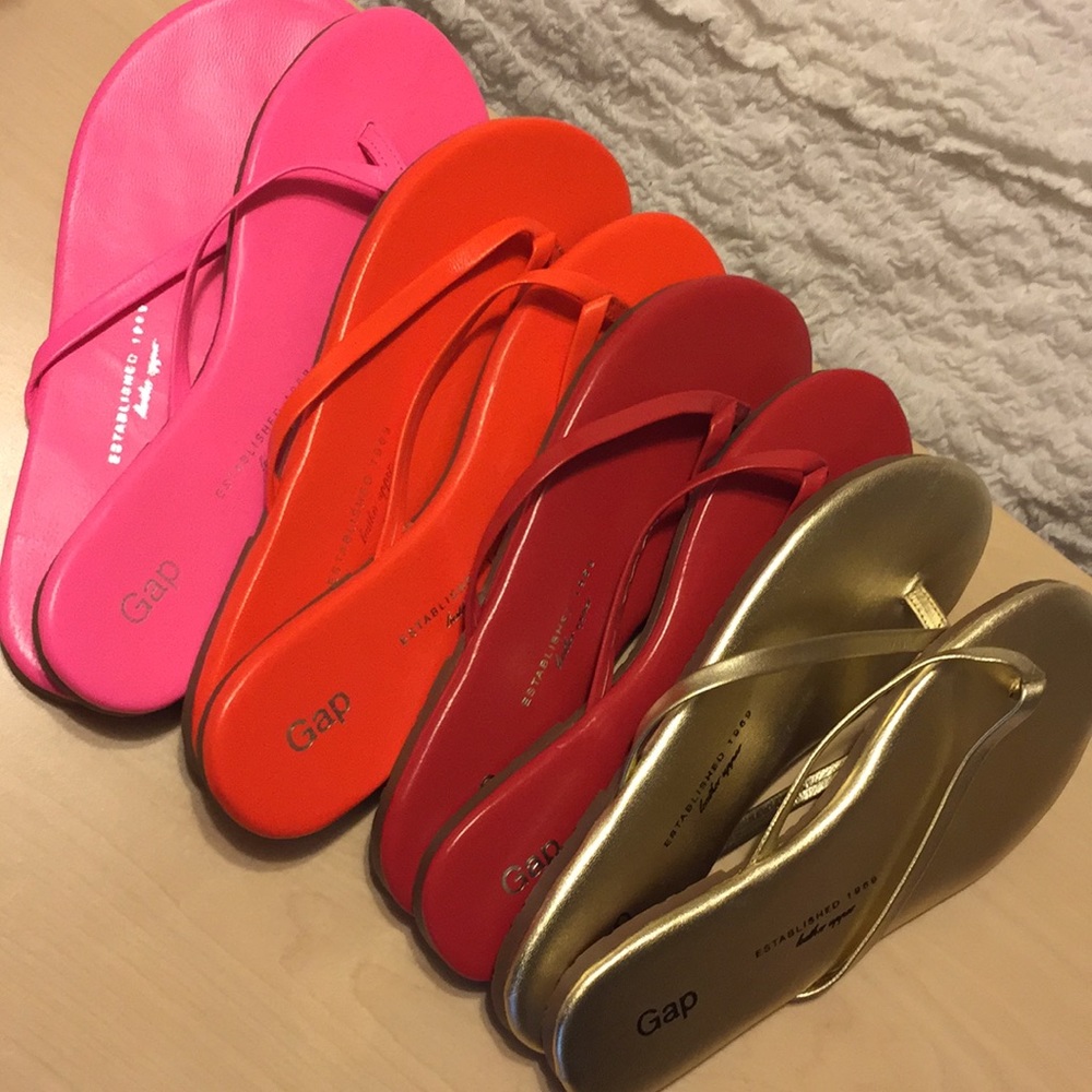 Gap leather flip flops